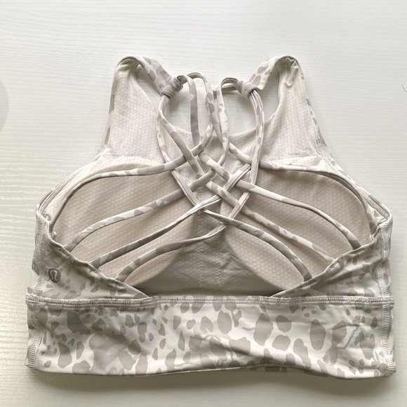 Free to be high neck bra size 6 - Picture 2 of 2